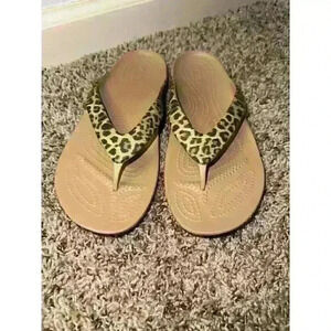 Crocs Kadee II Tan Leopard Print Slip On Flip Flop Thong Sandals Womens Size 7 W